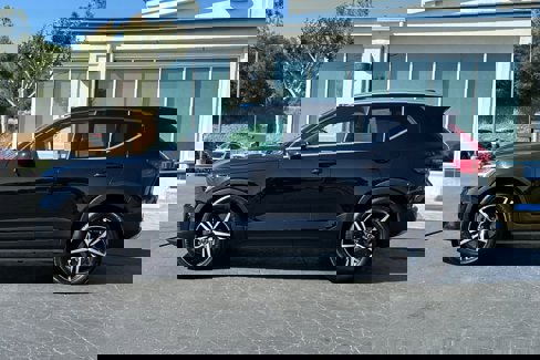 Used 2024 Volvo XC40 B5 Core image 7