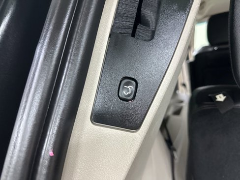 Used 2016 Chrysler Town & Country Touring image 25
