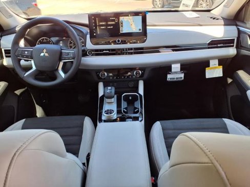 New 2025 Mitsubishi Outlander SE image 11