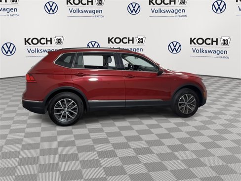 Used 2020 Volkswagen Tiguan SE w/ Panoramic Sunroof Package image 9