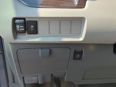 Used 2018 Toyota Sienna XLE image 14