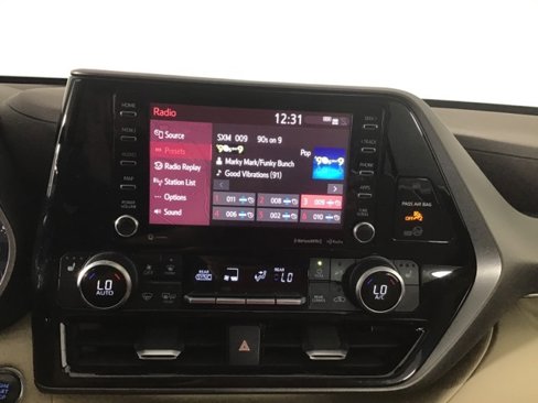 Used 2020 Toyota Highlander XLE image 19