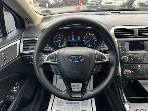 Used 2017 Ford Fusion SE image 19