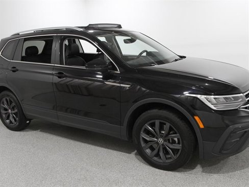 Used 2023 Volkswagen Tiguan SE w/ Panoramic Sunroof Package image 1