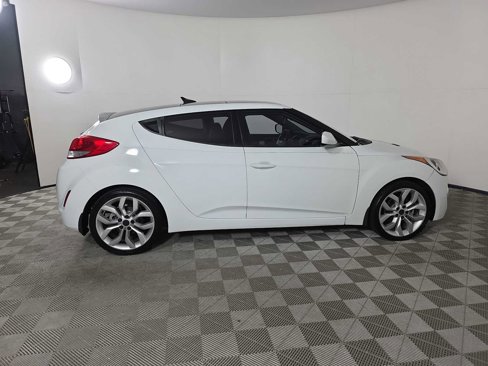 Used 2013 Hyundai Veloster w/ Style Pkg image 8