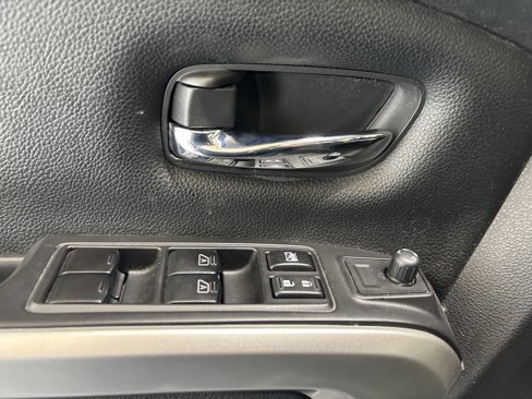 Used 2022 Nissan Titan SV w/ SV Convenience Package image 9