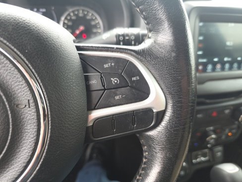 Used 2018 Jeep Renegade Latitude w/ Cold Weather Group image 17