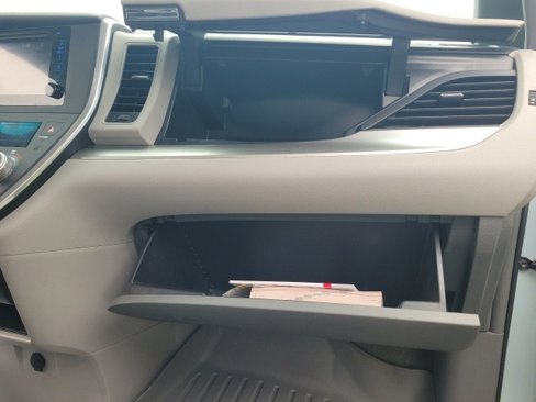 Used 2015 Toyota Sienna LE image 18