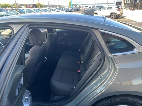 Used 2017 Chevrolet Malibu LT w/ Driver Confidence Package image 10