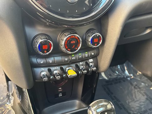Certified 2024 MINI Cooper SE image 18