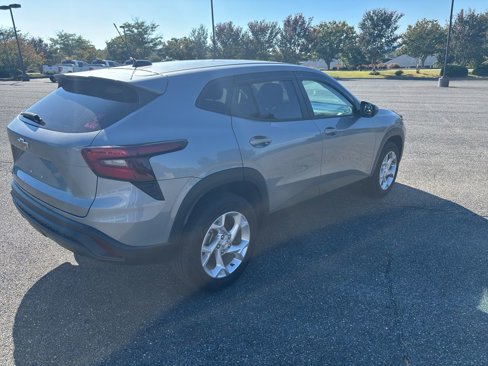 Used 2024 Chevrolet Trax LS w/ LS Convenience Package image 5