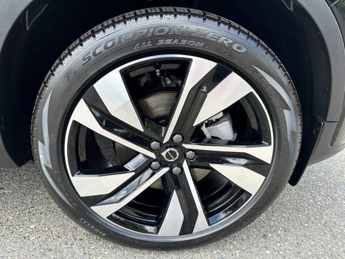 Used 2024 Volvo XC40 B5 Plus w/ Climate Package image 9