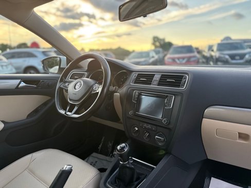Used 2017 Volkswagen Jetta SE image 41