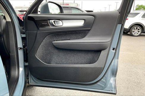 Used 2022 Volvo XC40 T5 Momentum image 24