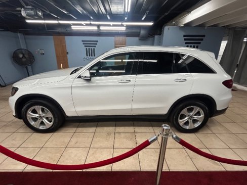 Used 2018 Mercedes-Benz GLC 300 4MATIC image 2