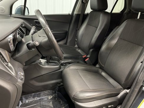 Used 2021 Chevrolet Trax LT w/ LT Convenience Package image 15