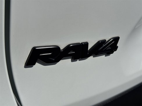 Used 2021 Toyota RAV4 LE image 12