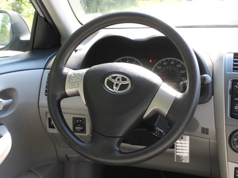 Used 2013 Toyota Corolla LE image 19