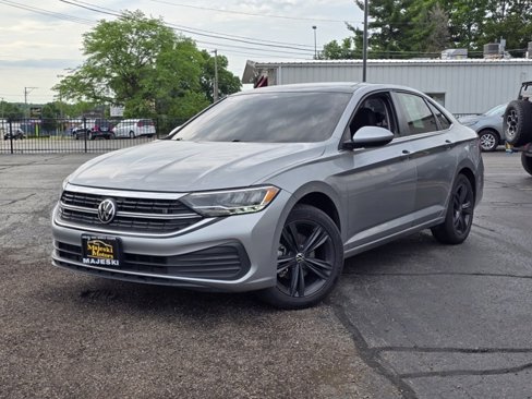 Used 2023 Volkswagen Jetta SE image 3