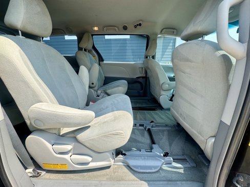 Used 2014 Toyota Sienna L image 15