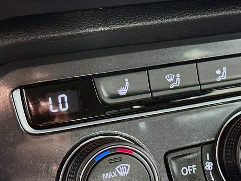 Used 2021 Volkswagen Tiguan SE image 19