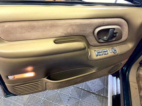 Used 1995 Chevrolet Suburban 4WD image 27