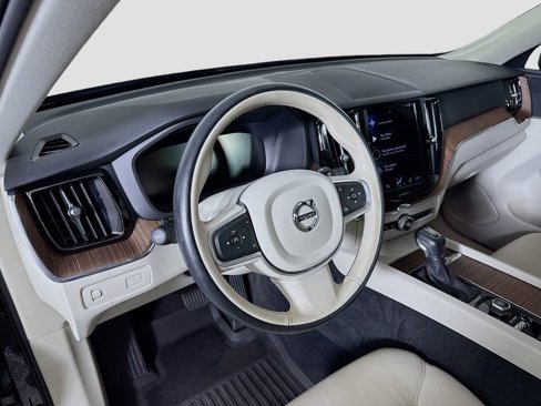 Used 2021 Volvo XC60 T5 Momentum w/ Premium Package image 9