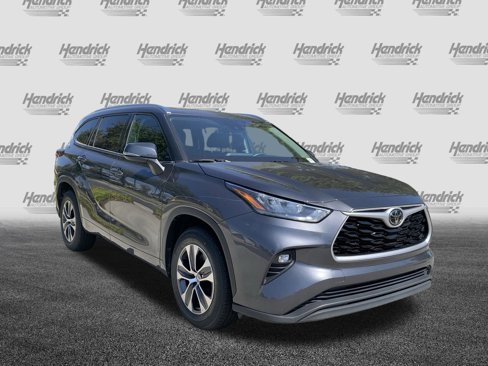 Used 2020 Toyota Highlander XLE image 2