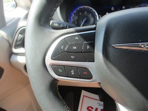 Used 2022 Chrysler Pacifica Touring-L image 10