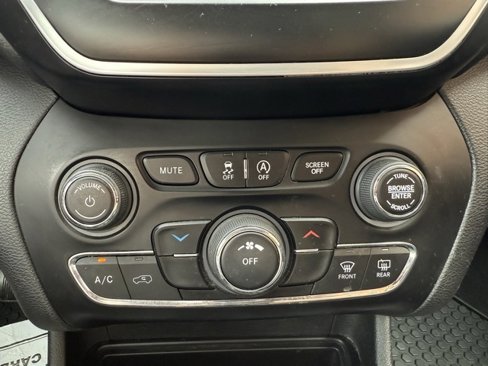 Used 2019 Jeep Cherokee Latitude Plus image 30