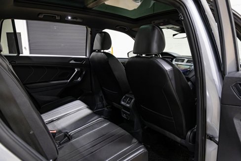 Used 2022 Volkswagen Tiguan SE R-Line image 31