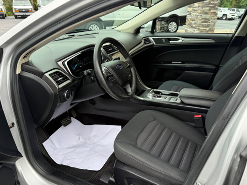 Used 2017 Ford Fusion SE w/ Fusion SE Technology Package image 9