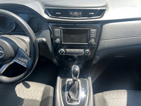 Used 2018 Nissan Rogue S image 11
