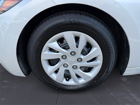 Used 2018 Hyundai Elantra SE image 14