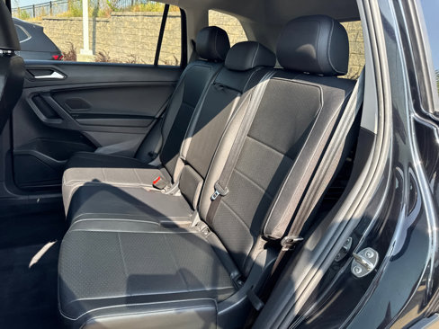 Used 2021 Volkswagen Tiguan SE w/ Panoramic Sunroof Package image 12