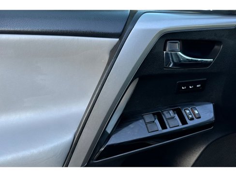 Used 2016 Toyota RAV4 Limited image 11