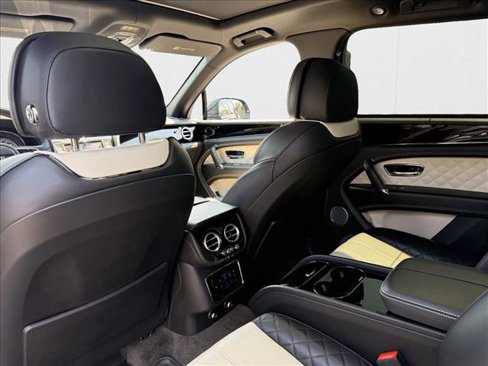 Used 2018 Bentley Bentayga image 12