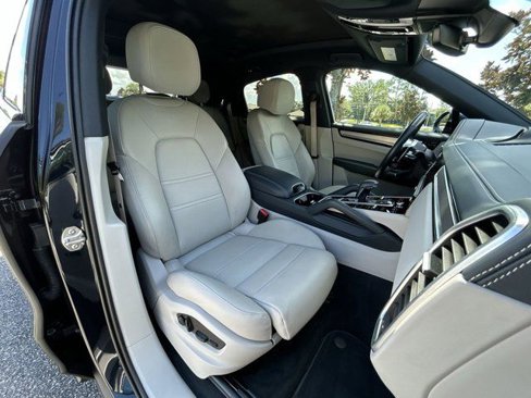 Certified 2023 Porsche Cayenne Platinum Edition image 29