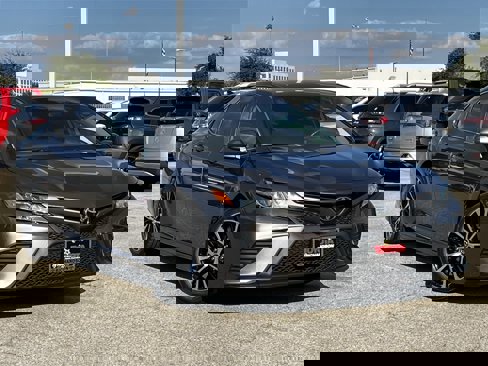 Used 2020 Toyota Camry image 2
