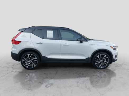 Used 2021 Volvo XC40 T4 R-Design w/ Climate Package image 4