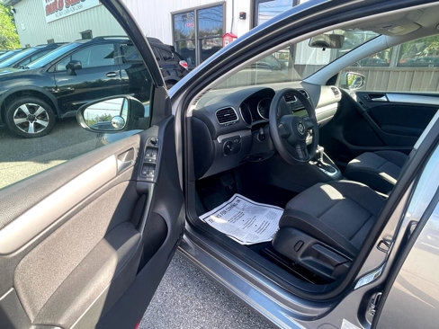 Used 2011 Volkswagen Golf 4-Door image 10
