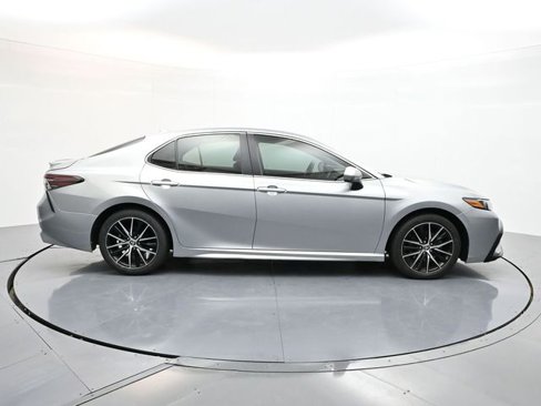 Used 2021 Toyota Camry SE image 4