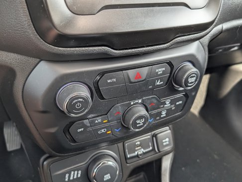 Used 2021 Jeep Renegade Latitude w/ Sun & Sound Group image 10
