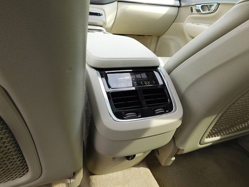 Used 2016 Volvo XC90 T6 Momentum image 13