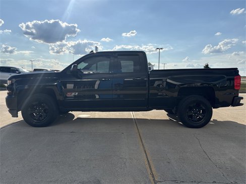 Used 2017 Chevrolet Silverado 1500 LT w/ Midnight Edition image 10