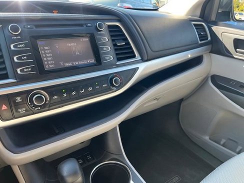 Used 2014 Toyota Highlander LE image 6