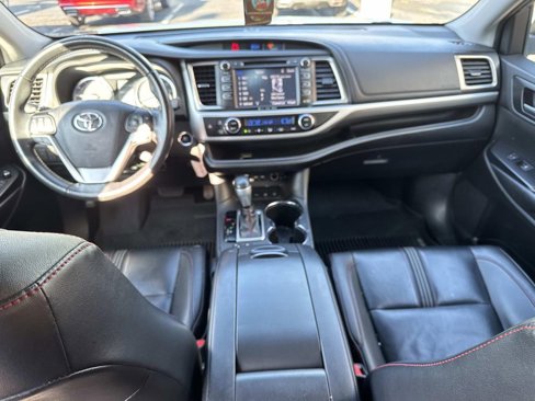 Used 2019 Toyota Highlander SE image 16
