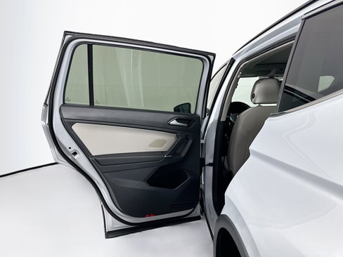 Used 2018 Volkswagen Tiguan SE w/ Panoramic Sunroof Package image 26