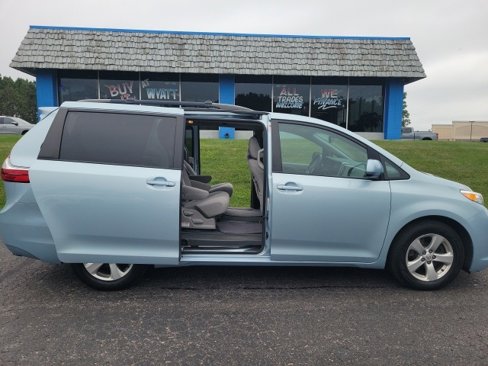 Used 2015 Toyota Sienna LE image 6