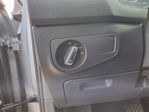 Used 2022 Volkswagen Tiguan SE image 16